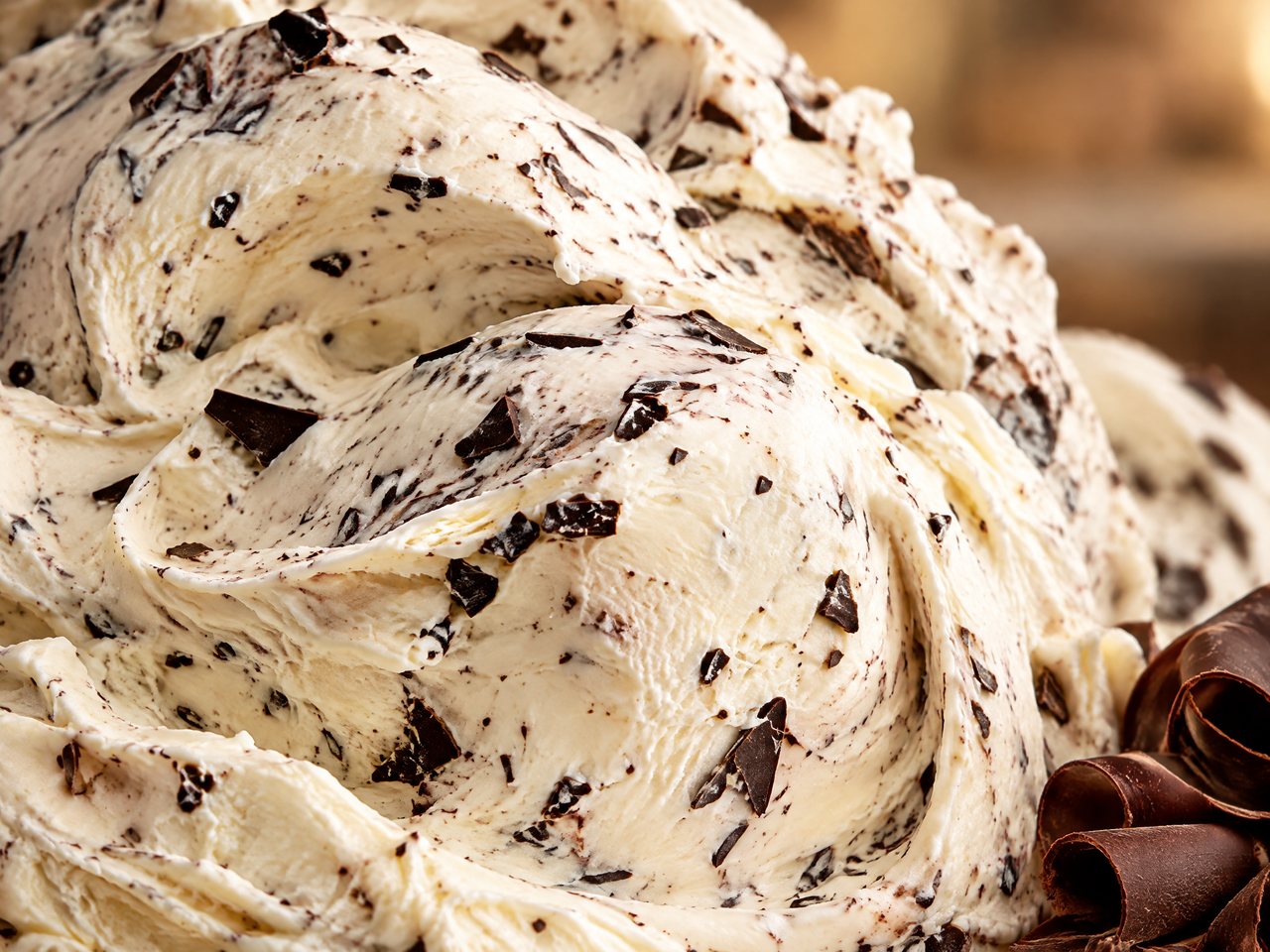 Stracciatella-Eis mit dekorativer Sortenbeschriftung